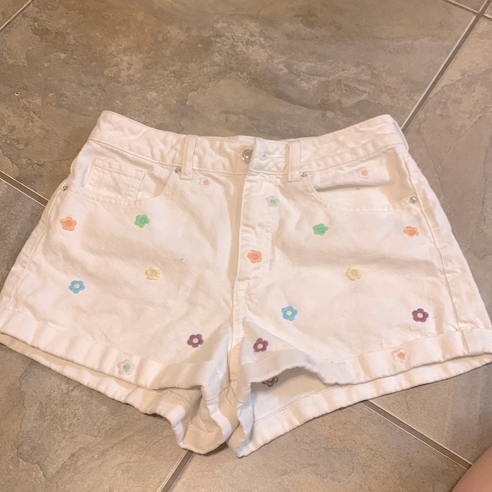 Pacsun White shorts with flower details